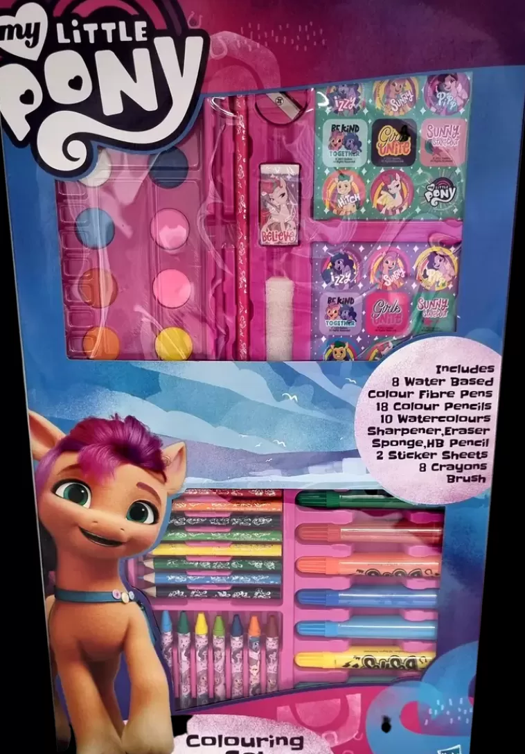 Ei merkkiä Ryhma Hau/Batman/My Little Pony 52 Os. Taidesalkkulajitelma, Sis. 8 Tussia, 8 Varikynaa, 8 Varivahaliitua, 10 Vesivarinappia, Sivellin, Teroitin, Pyyhekumi, Sieni, Hb Lyijykyna, Viivain, 2Tarra-Arkkia Discount